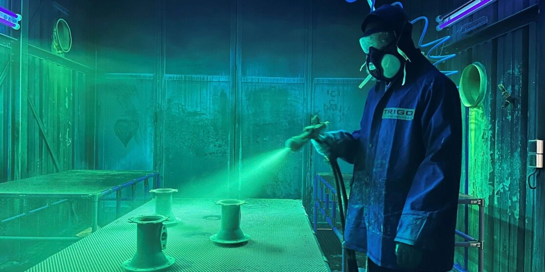 A TRIGO quality technician executing a penetrant testing operation at the CONTROREUPE facility