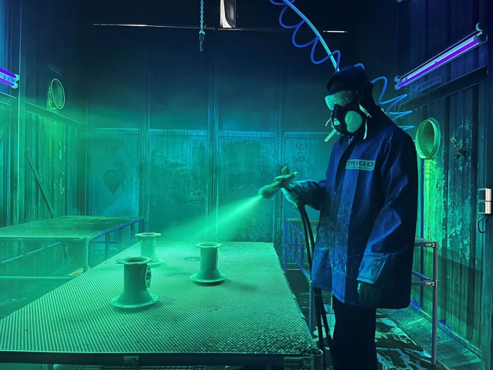 A TRIGO quality technician executing a penetrant testing operation at the CONTROREUPE facility